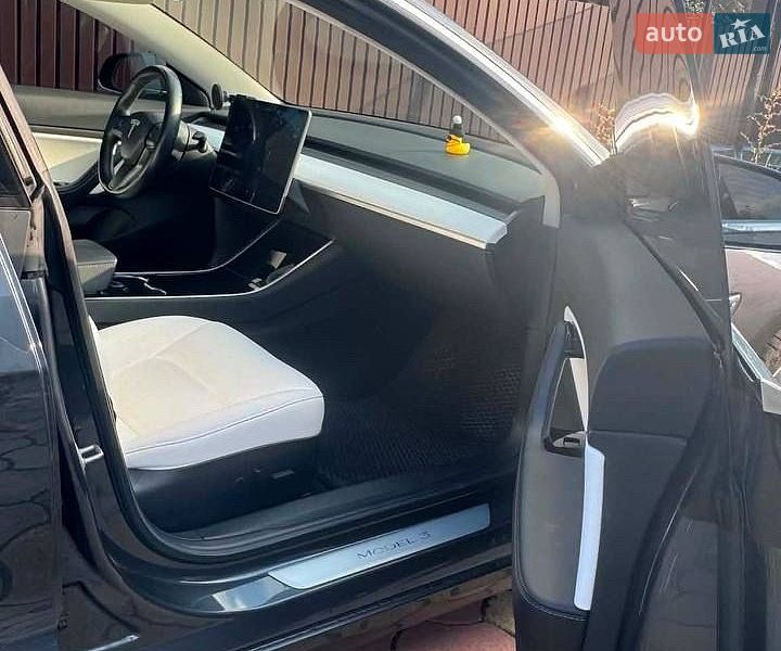 Седан Tesla Model 3 2018 в Коломиї