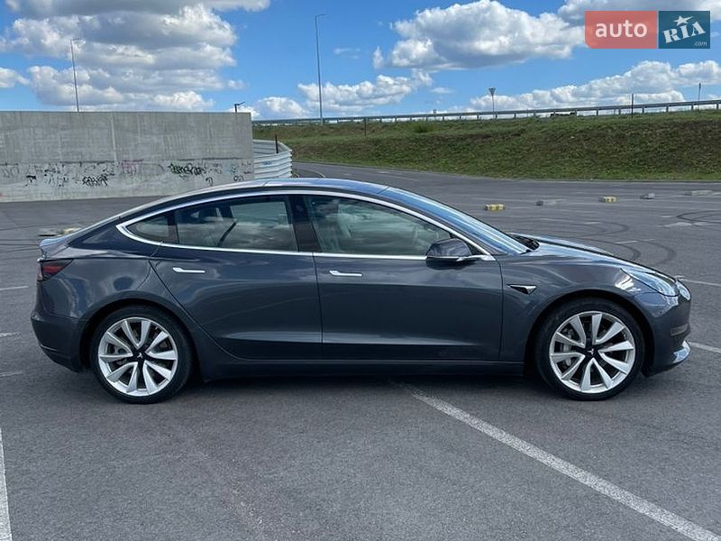 Седан Tesla Model 3 2018 в Львове