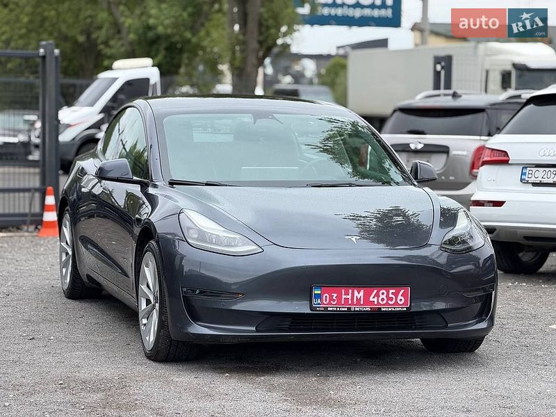 Седан Tesla Model 3 2022 в Львове