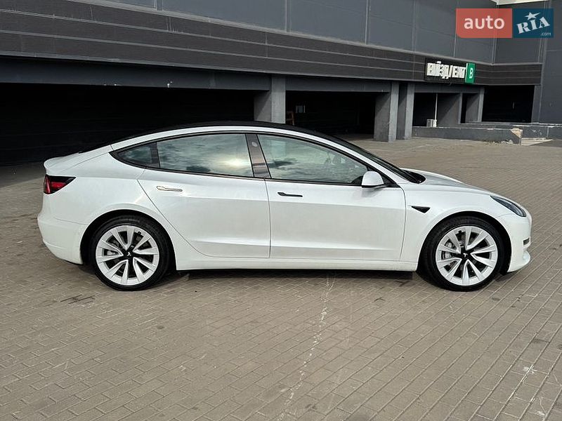 Седан Tesla Model 3 2021 в Киеве