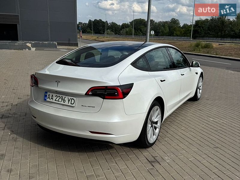 Седан Tesla Model 3 2021 в Киеве
