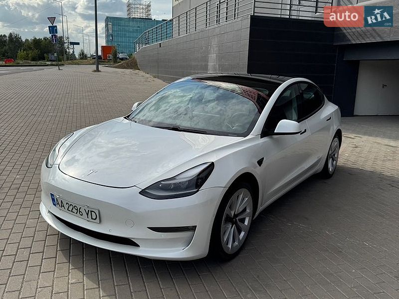 Седан Tesla Model 3 2021 в Киеве