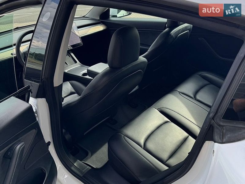 Седан Tesla Model 3 2021 в Киеве
