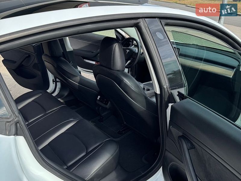 Седан Tesla Model 3 2021 в Киеве