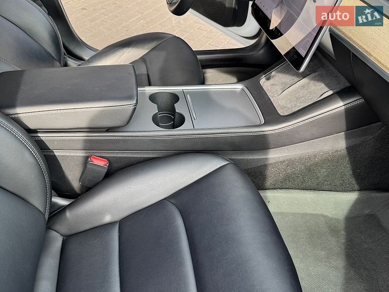 Седан Tesla Model 3 2021 в Киеве