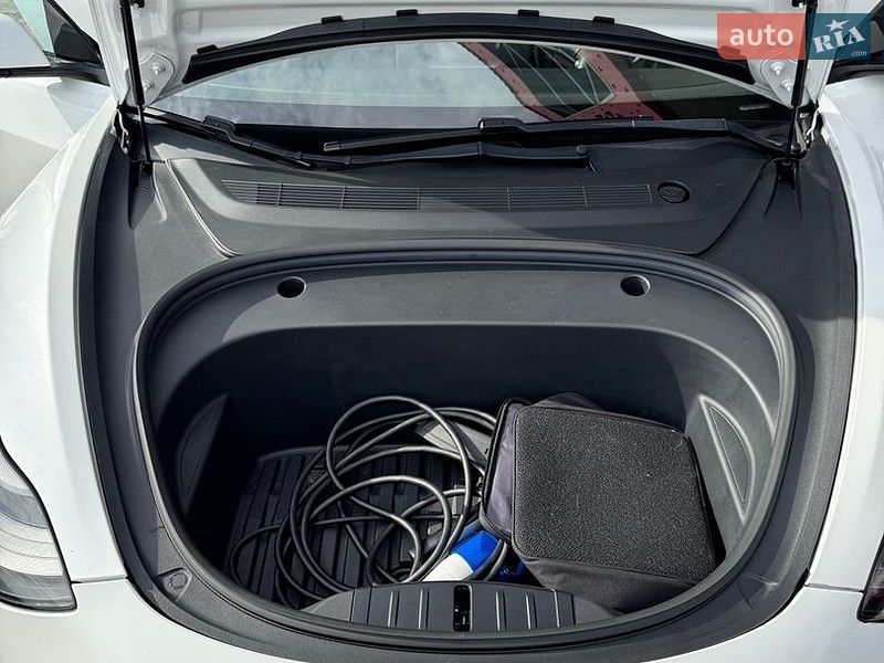 Седан Tesla Model 3 2021 в Киеве