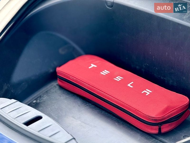 Седан Tesla Model 3 2019 в Киеве
