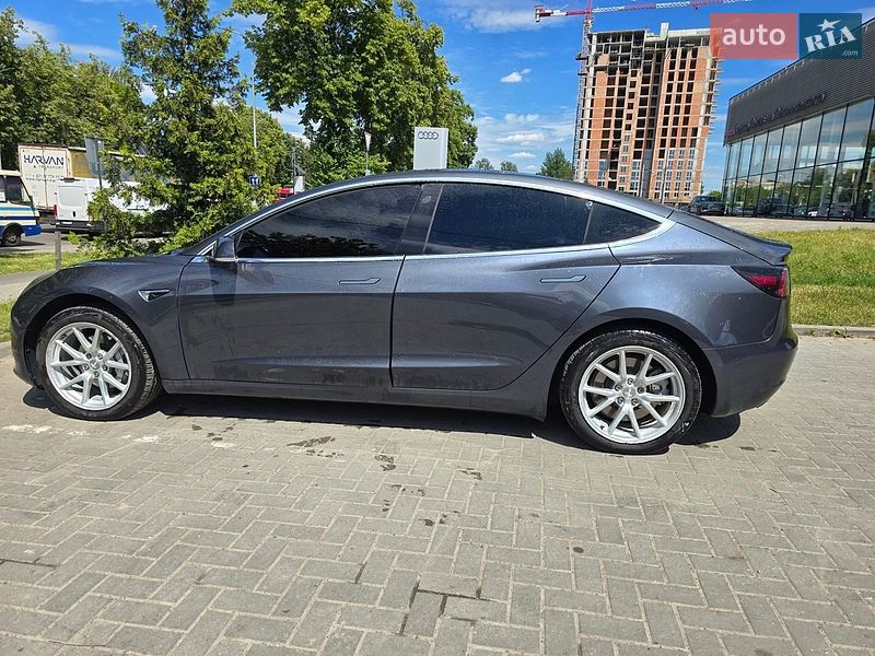 Седан Tesla Model 3 2017 в Львові