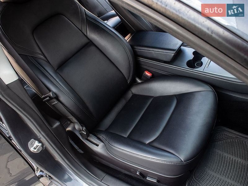 Седан Tesla Model 3 2022 в Львове