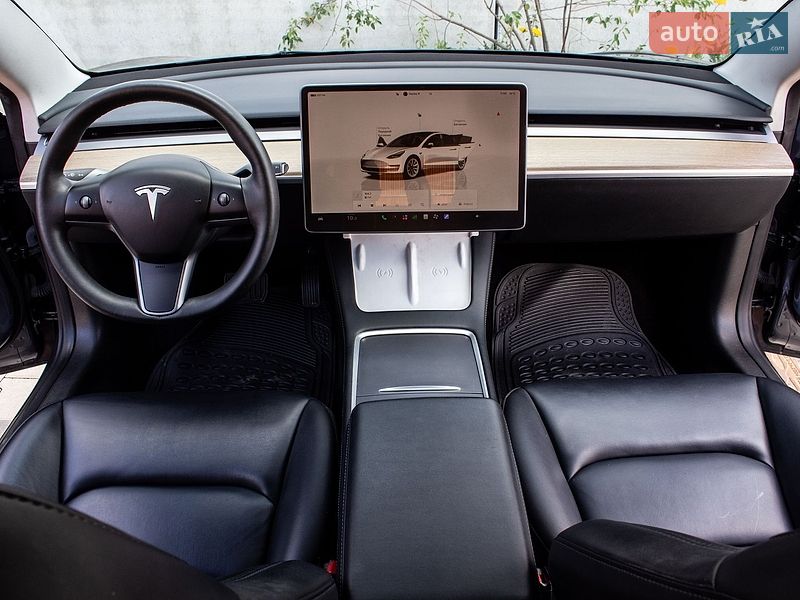 Седан Tesla Model 3 2022 в Львове