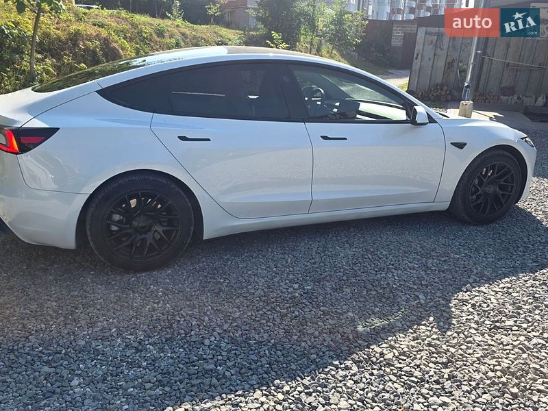 Седан Tesla Model 3 2024 в Тернополі