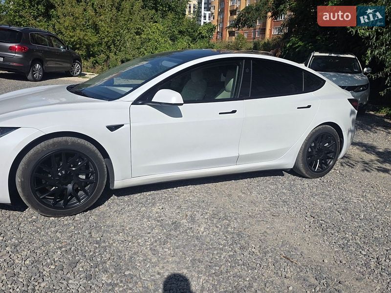 Седан Tesla Model 3 2024 в Тернополі