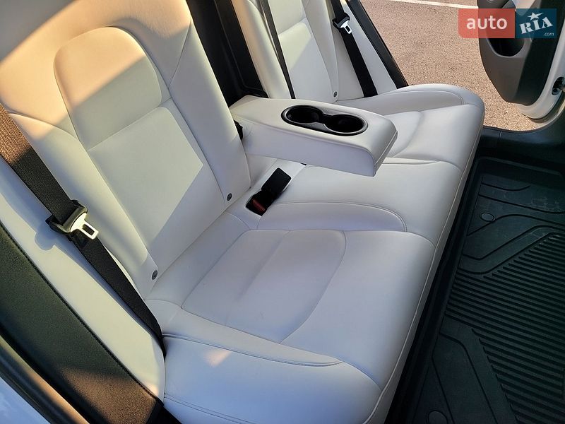 Седан Tesla Model 3 2019 в Києві