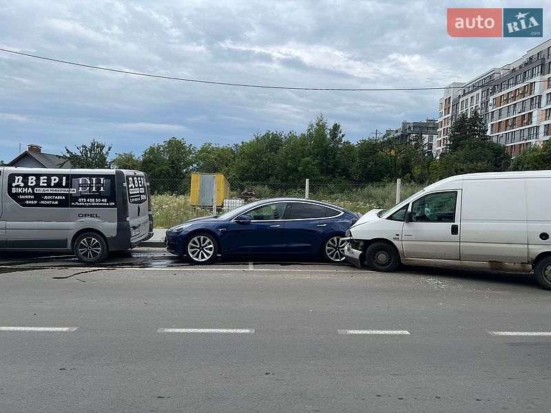 Седан Tesla Model 3 2018 в Львове