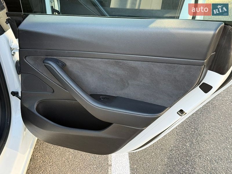 Седан Tesla Model 3 2021 в Києві