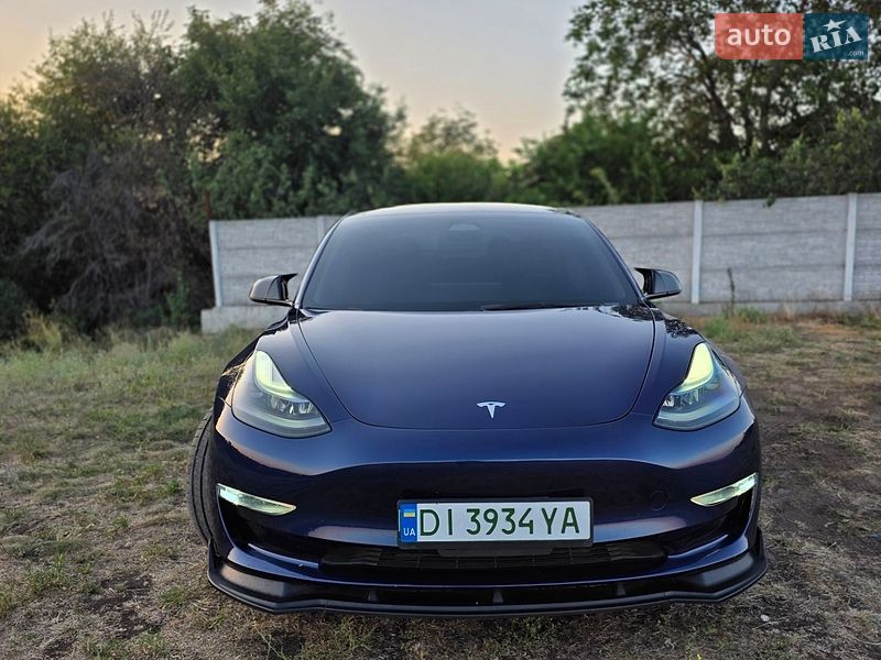 Седан Tesla Model 3 2023 в Кривому Розі
