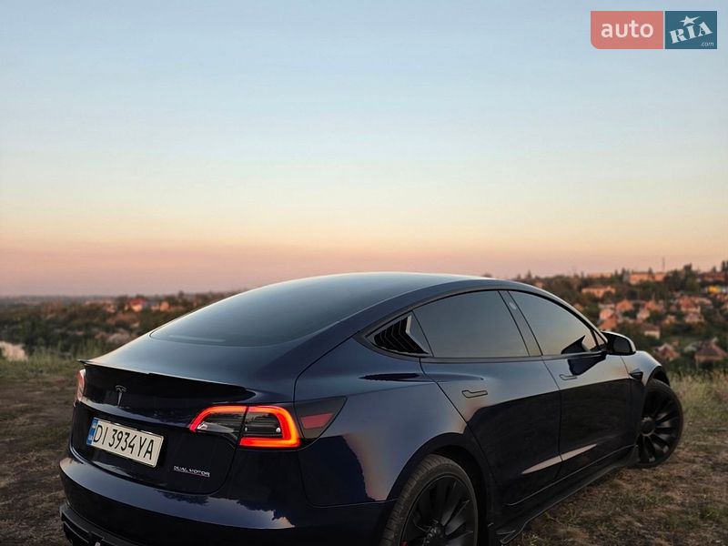 Седан Tesla Model 3 2023 в Кривому Розі