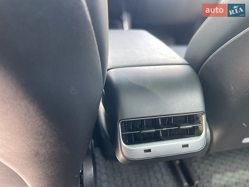 Седан Tesla Model 3 2019 в Львові