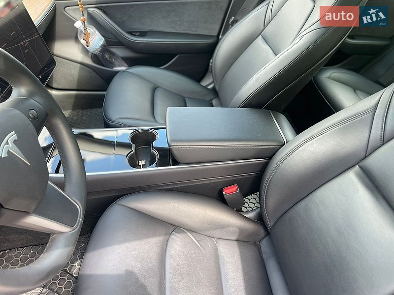 Седан Tesla Model 3 2019 в Львові