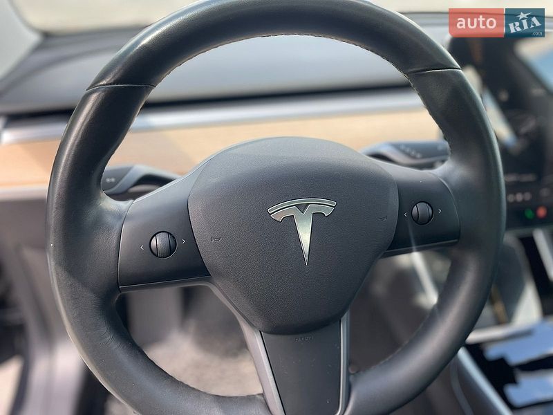 Седан Tesla Model 3 2019 в Львові