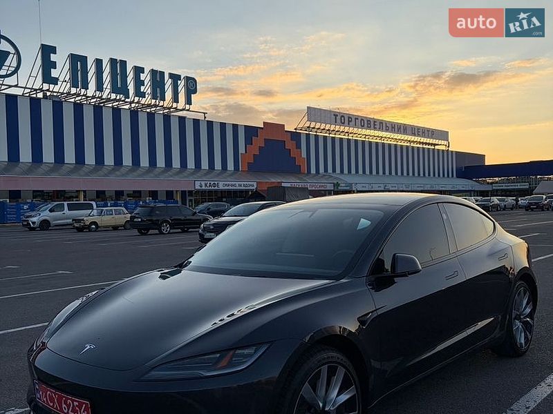 Седан Tesla Model 3 2024 в Черкасах