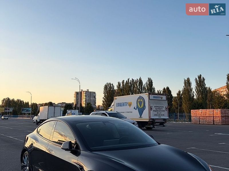 Седан Tesla Model 3 2024 в Черкасах
