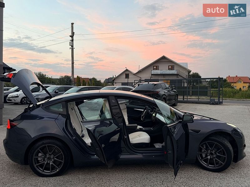 Седан Tesla Model 3 2024 в Дрогобыче