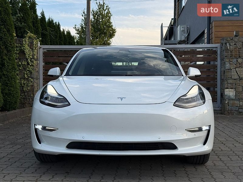 Седан Tesla Model 3 2020 в Стрые