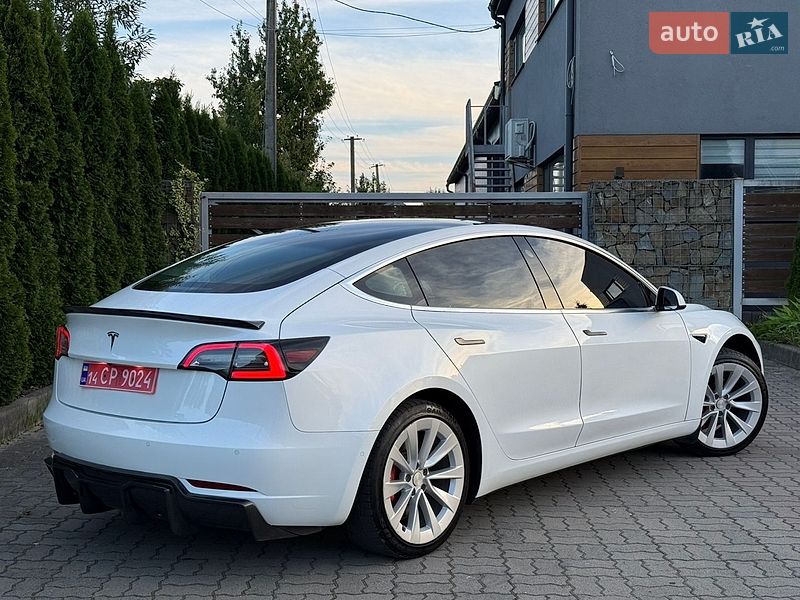 Седан Tesla Model 3 2020 в Стрые