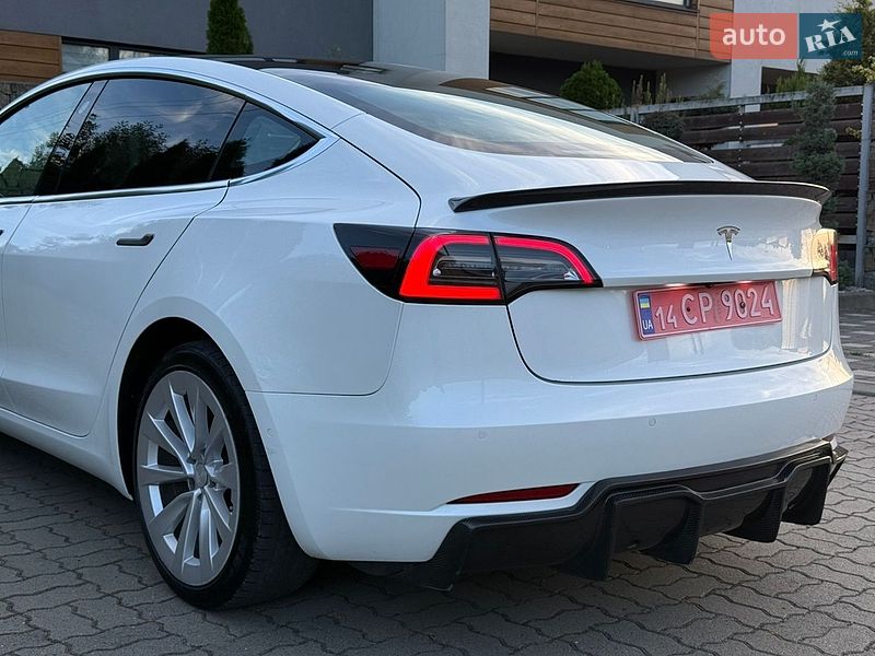 Седан Tesla Model 3 2020 в Стрые
