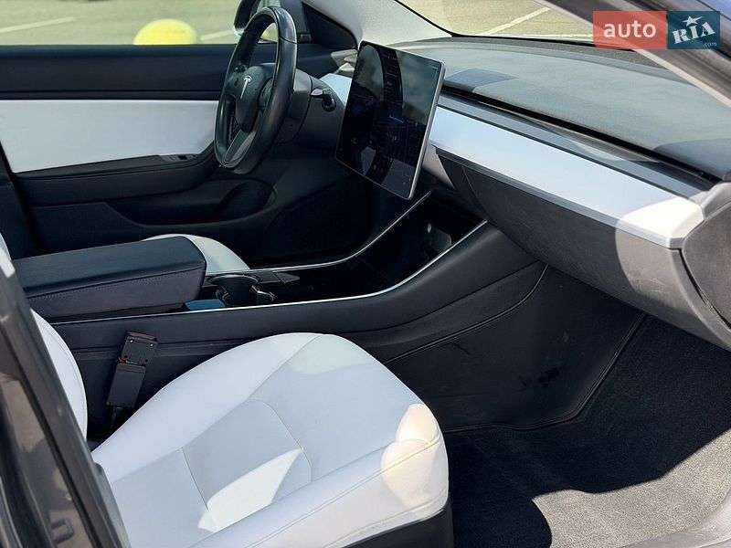 Седан Tesla Model 3 2018 в Киеве