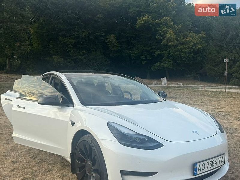 Седан Tesla Model 3 2023 в Ужгороді