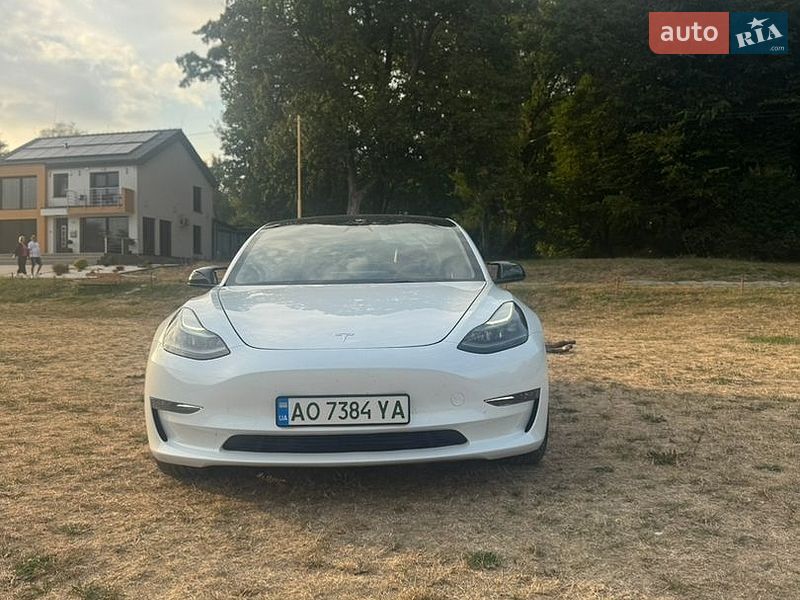 Седан Tesla Model 3 2023 в Ужгороді