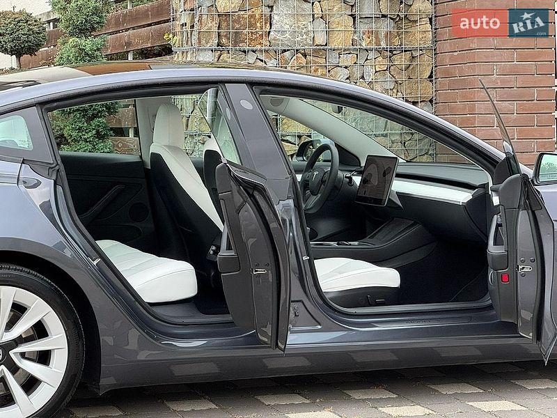 Седан Tesla Model 3 2023 в Стрые