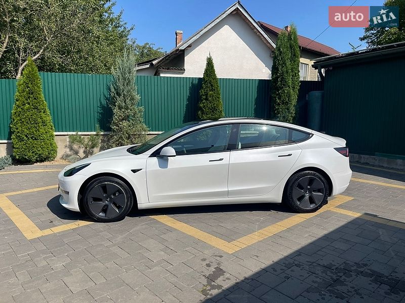 Седан Tesla Model 3 2023 в Моршине