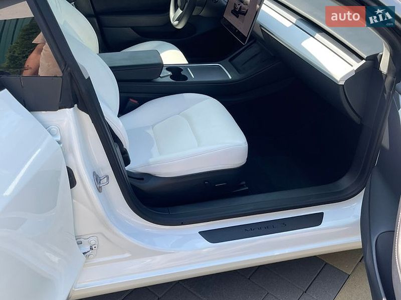 Седан Tesla Model 3 2023 в Моршине
