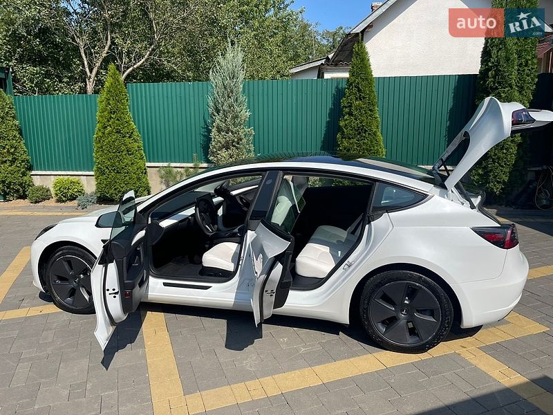 Седан Tesla Model 3 2023 в Моршине