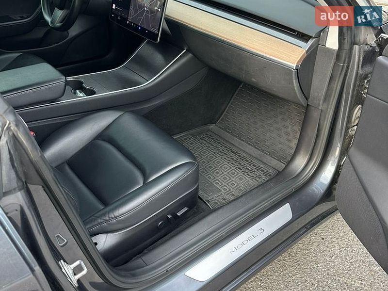 Седан Tesla Model 3 2018 в Звягеле