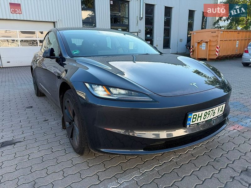 Седан Tesla Model 3 2024 в Одесі