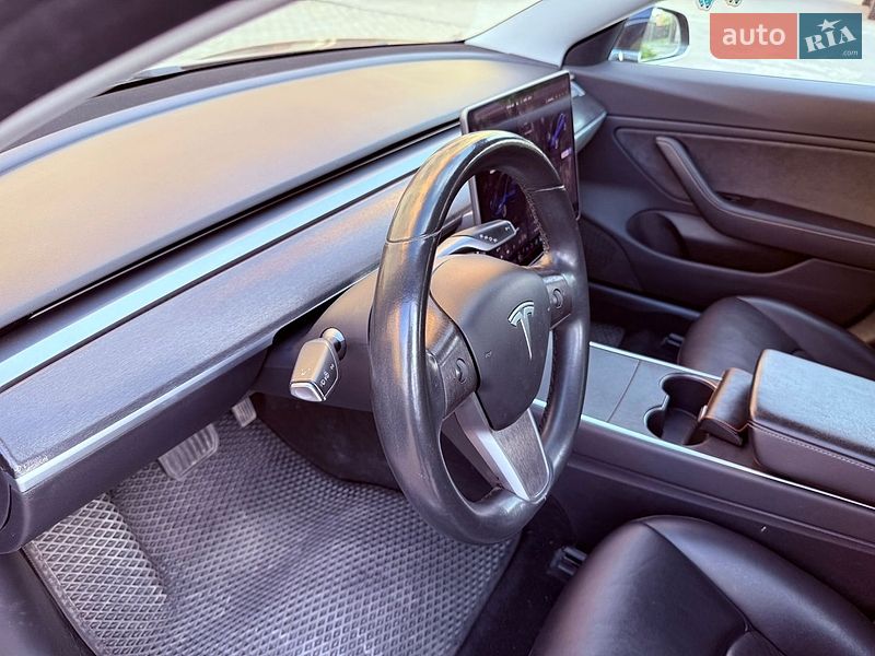 Седан Tesla Model 3 2018 в Львове