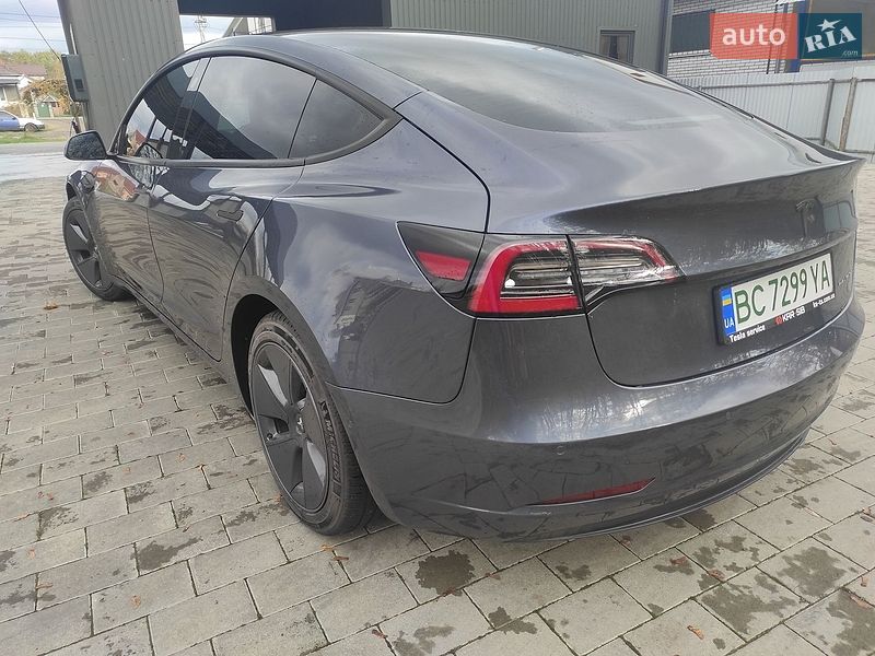 Седан Tesla Model 3 2022 в Долине