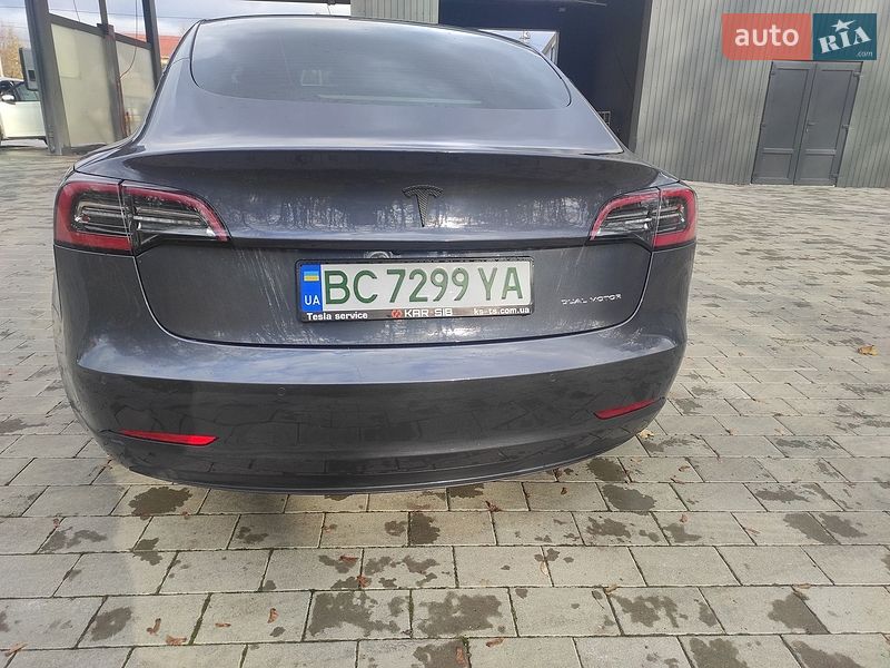 Седан Tesla Model 3 2022 в Долине