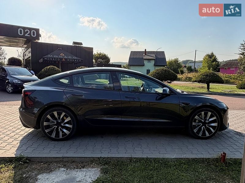 Седан Tesla Model 3 2025 в Калуше