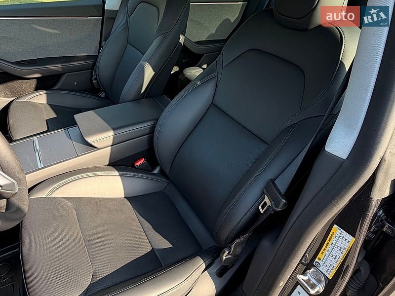 Седан Tesla Model 3 2025 в Калуше