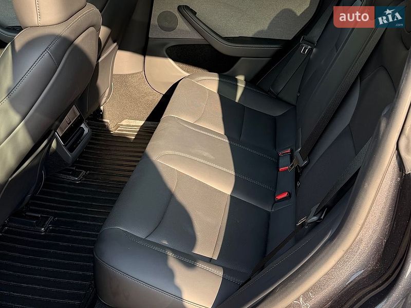 Седан Tesla Model 3 2025 в Калуше