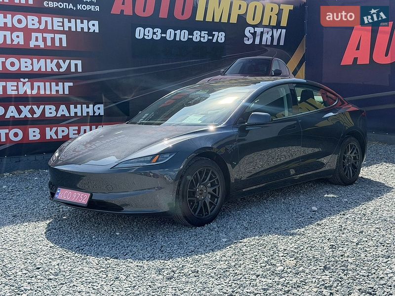Седан Tesla Model 3 2025 в Стрию