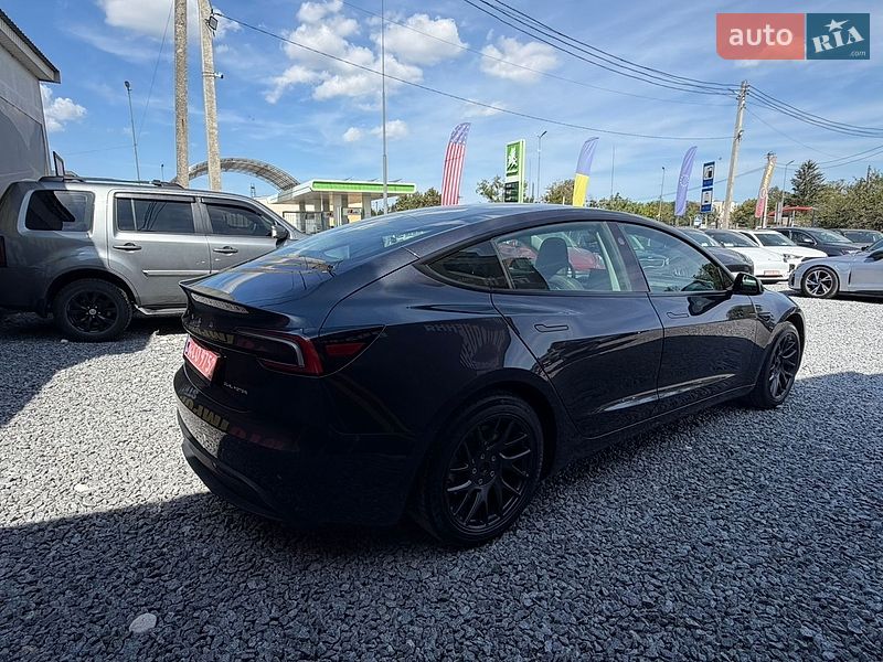 Седан Tesla Model 3 2025 в Стрию