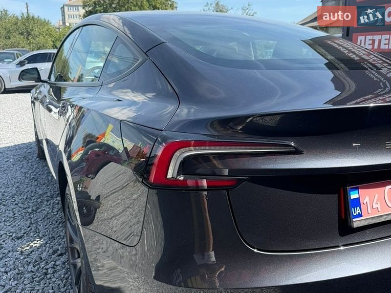 Седан Tesla Model 3 2025 в Стрию