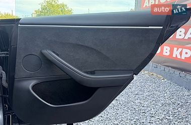Седан Tesla Model 3 2025 в Стрию