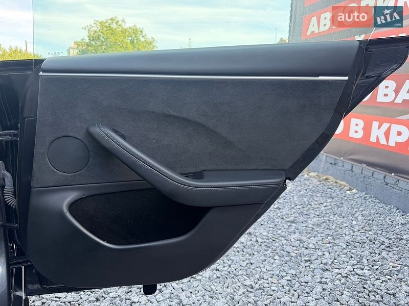 Седан Tesla Model 3 2025 в Стрию